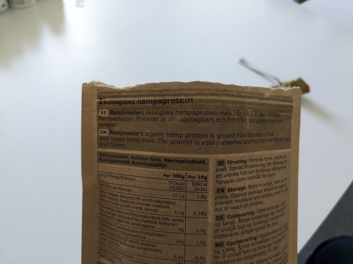 Baksida med näringsinformation på Rawpowder Hampaprotein EKO, foto taget av oss under testet