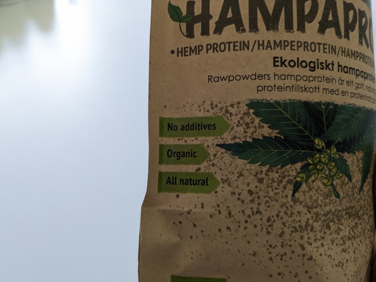Närbild på märkningen no additives organic all natural på Rawpowder-förpackningen, foto av oss