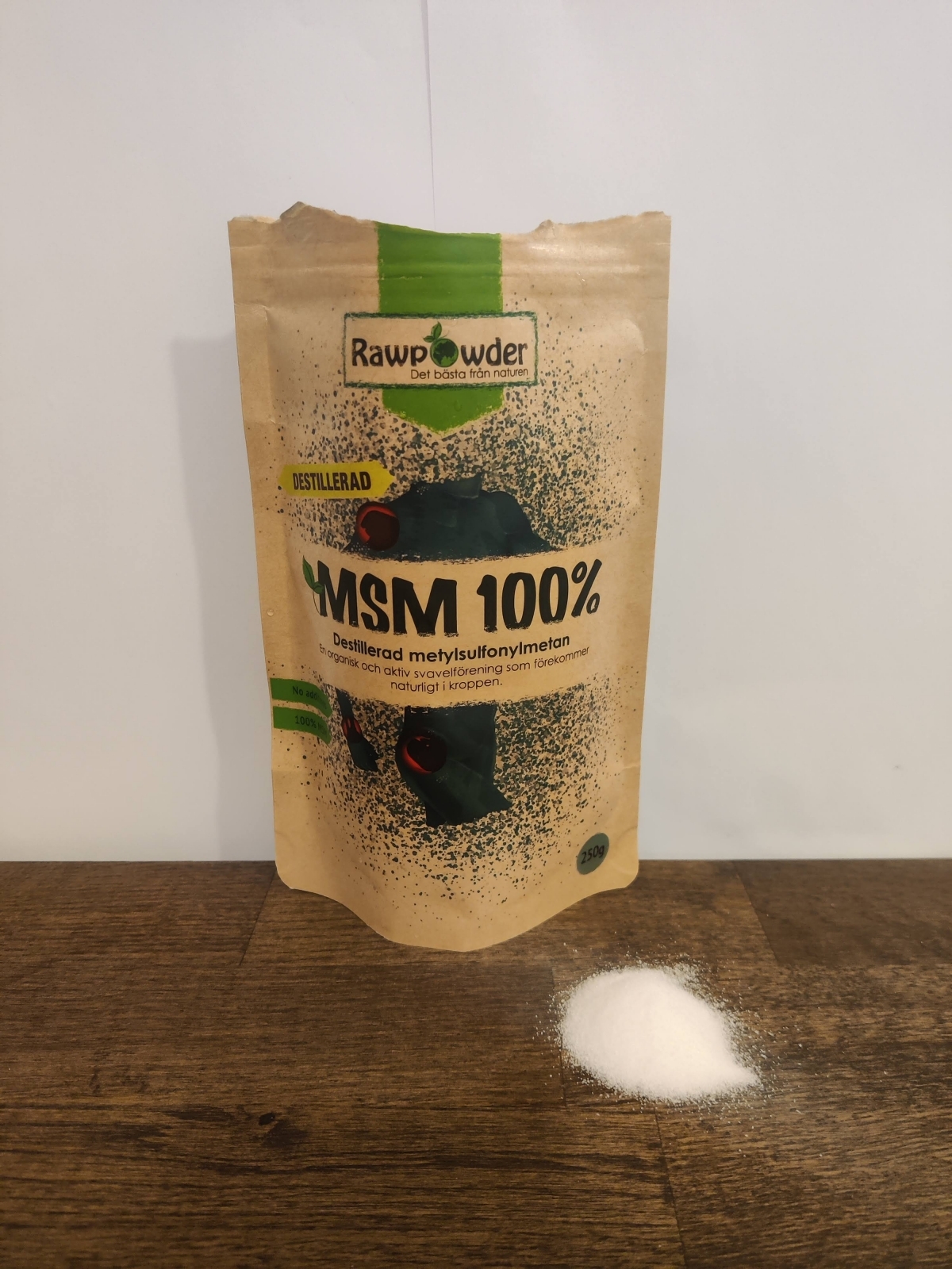 Närbild på vit MSM-hög bredvid Rawpowder-påsen, egen testbild