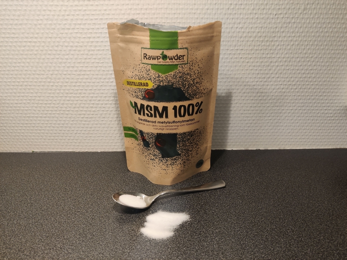 Rawpowder MSM 100% på köksbänk med sked och litet spill, fotad av oss under testet