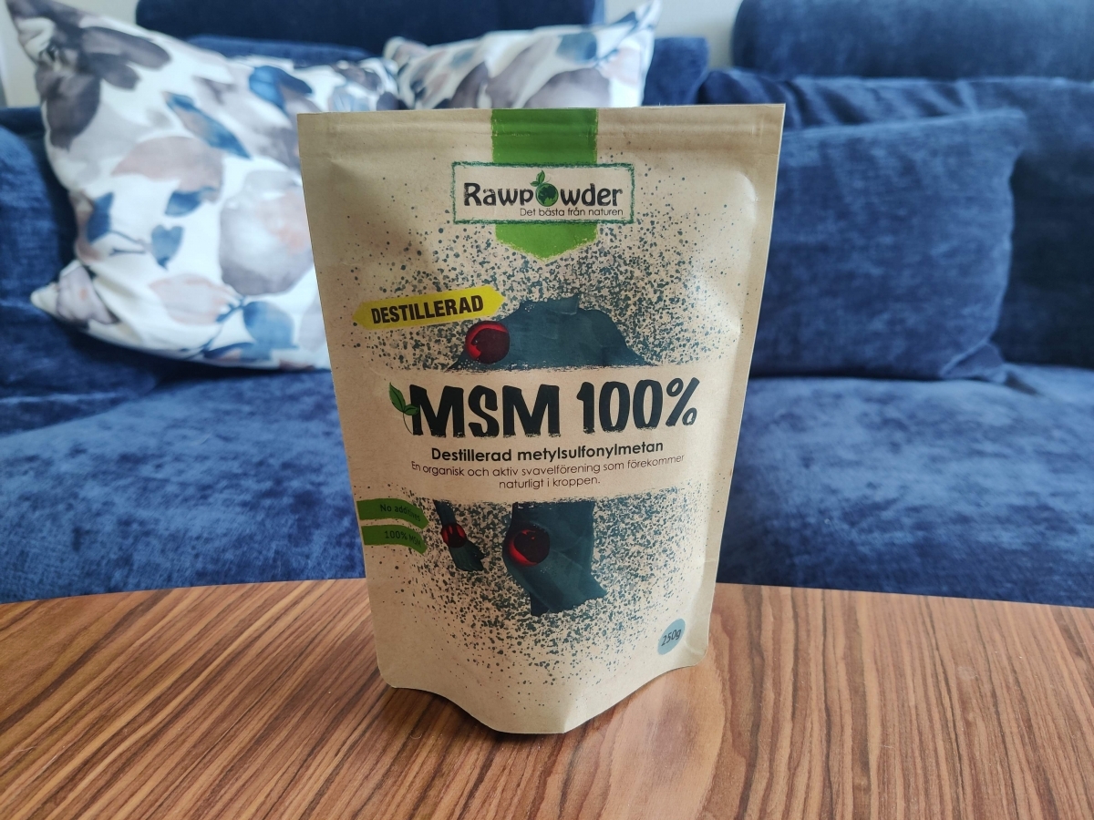 Rawpowder MSM i vardagsmiljö på soffbord, fotograferad av oss