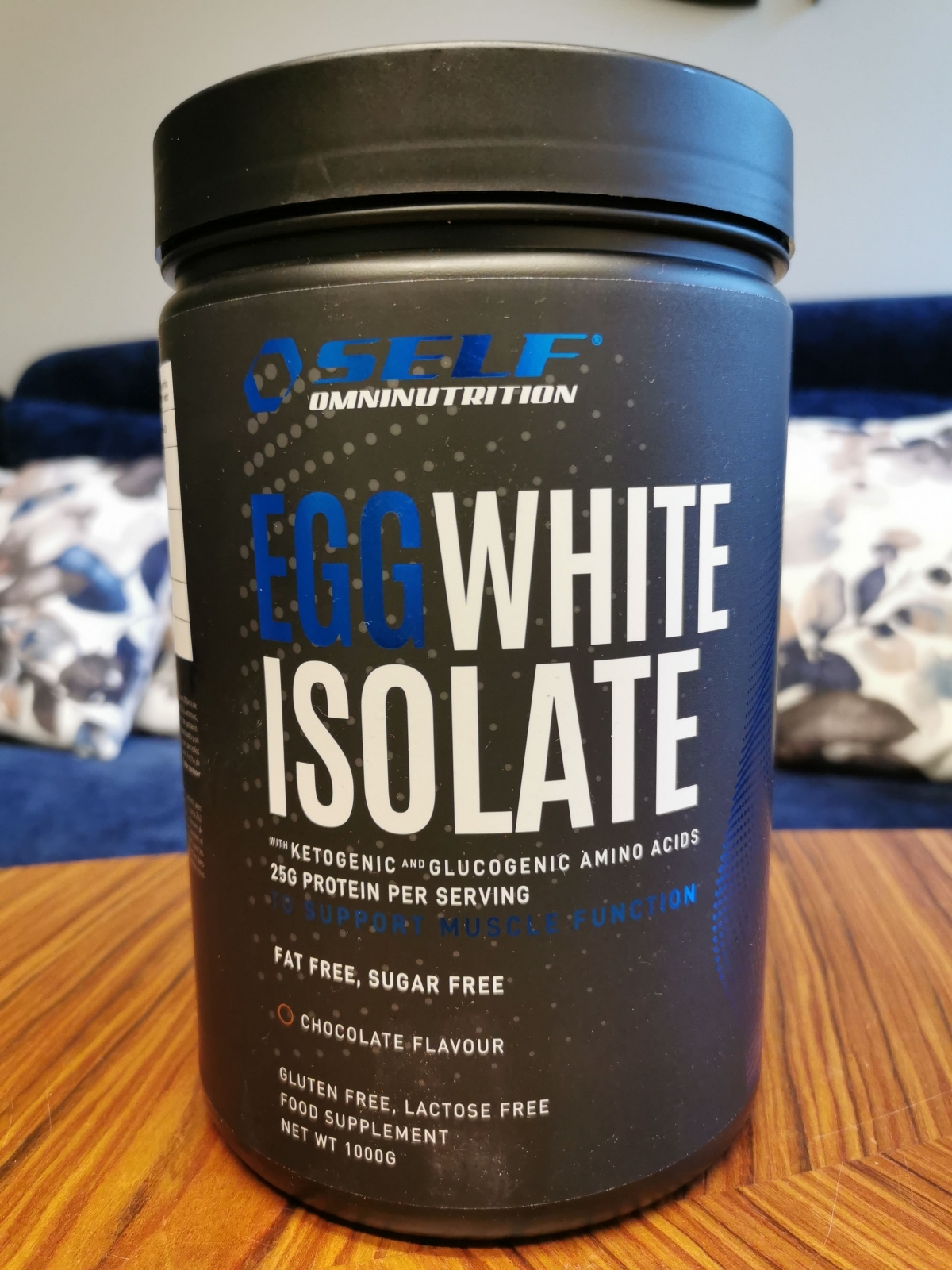 Self Omninutrition Egg White Isolate choklad, framsida burk på vårt bord, egen bild tagen under testet