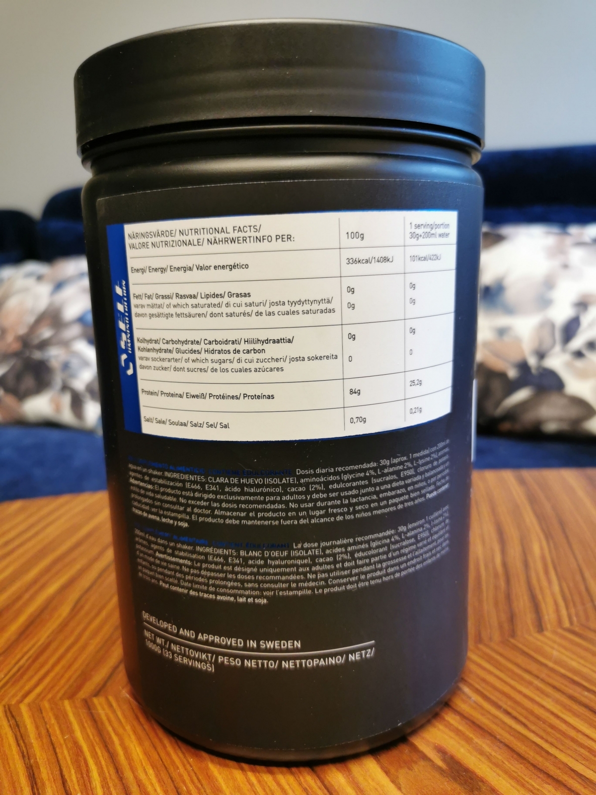Näringsvärde på Self Egg White Isolate visar 84 procent protein och 0 g fett och kolhydrater per 100 g, bild tagen under testet