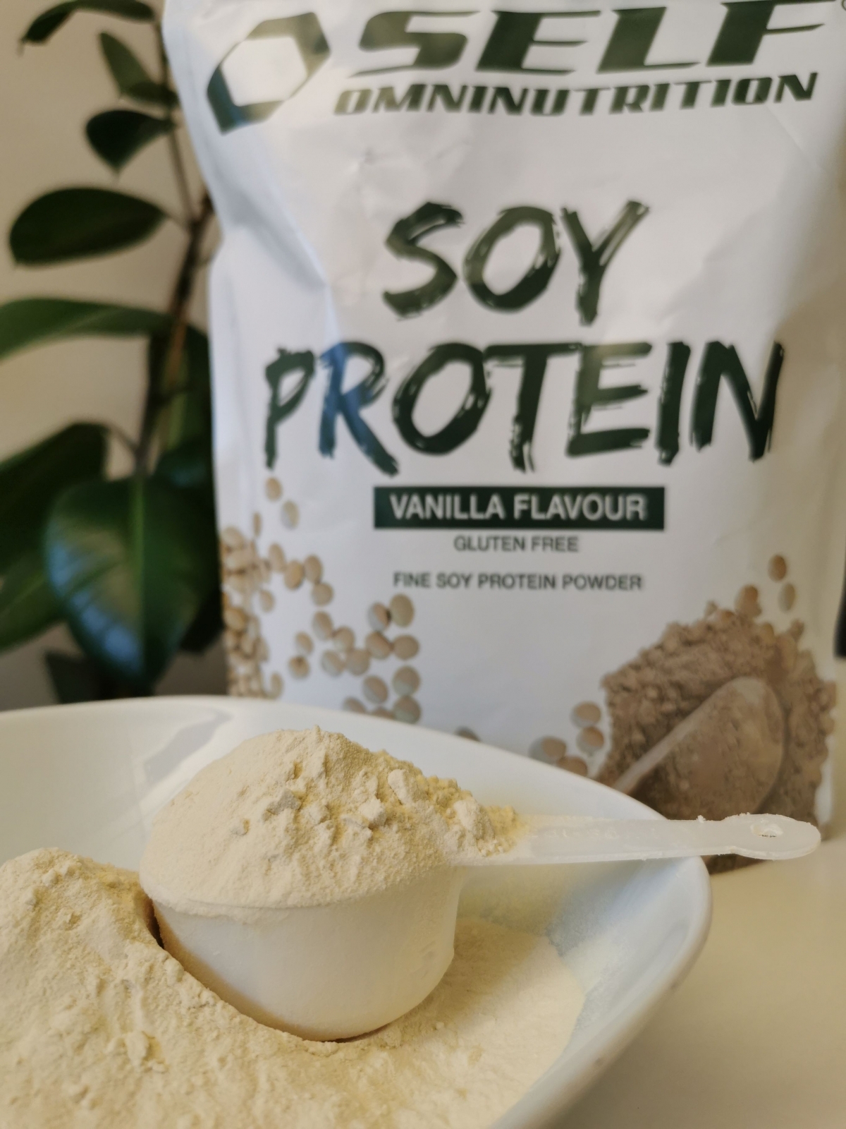 Närbild på skopa med Self Omninutrition Soy Protein vanilj