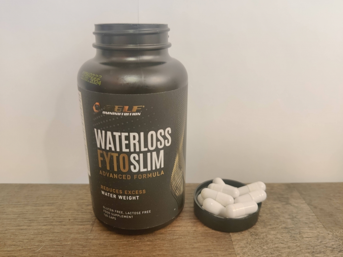 Waterloss i naturligt ljus med några kapslar intill burken, fotad under vår testperiod