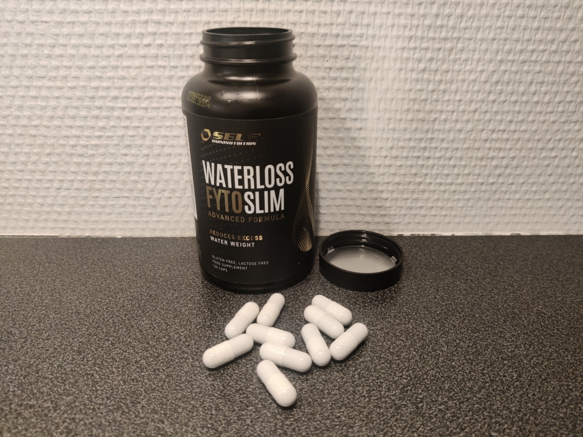 Self Omninutrition Waterloss fotograferad av oss under testet, burk med vita kapslar utspridda på bänken