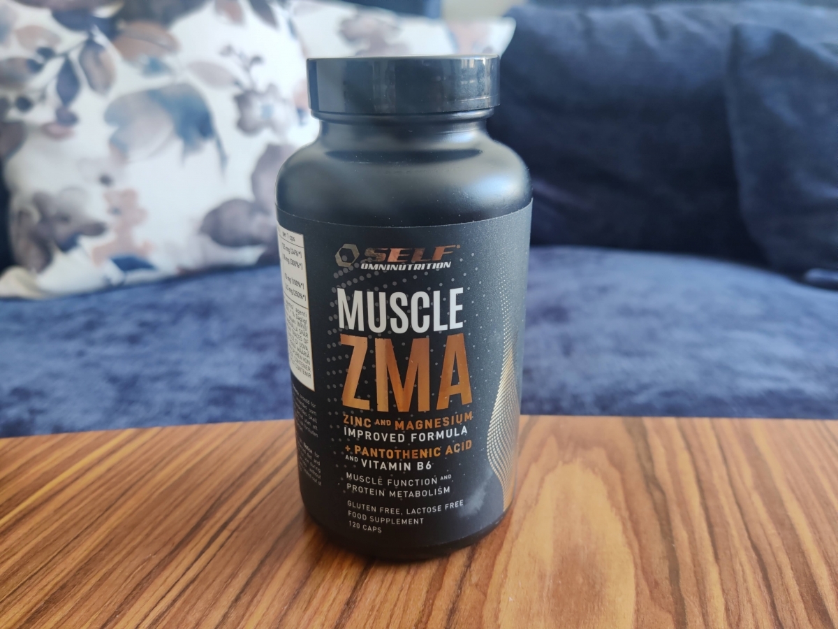 Self Omninutrition ZMA i soffhörnan inför kvällsrutinen, fotograferad av oss
