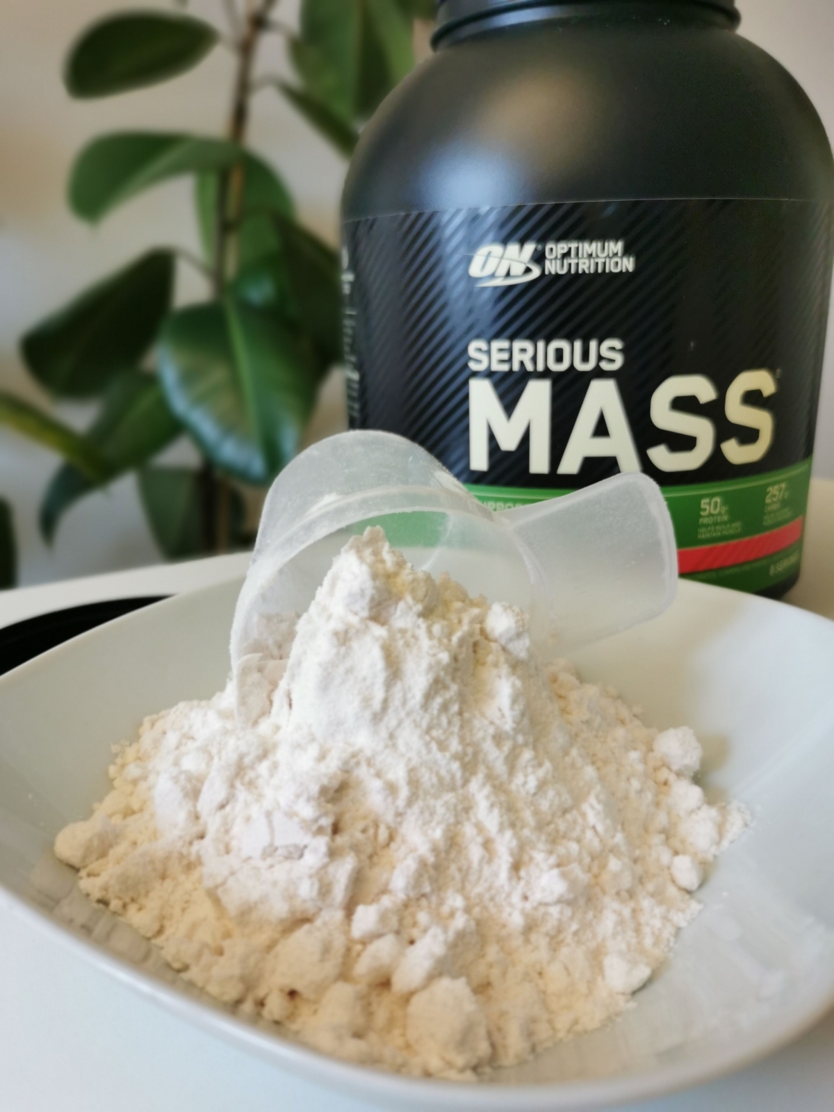 Serious Mass pulver närbild med skopa framför burken, vårt testfoto