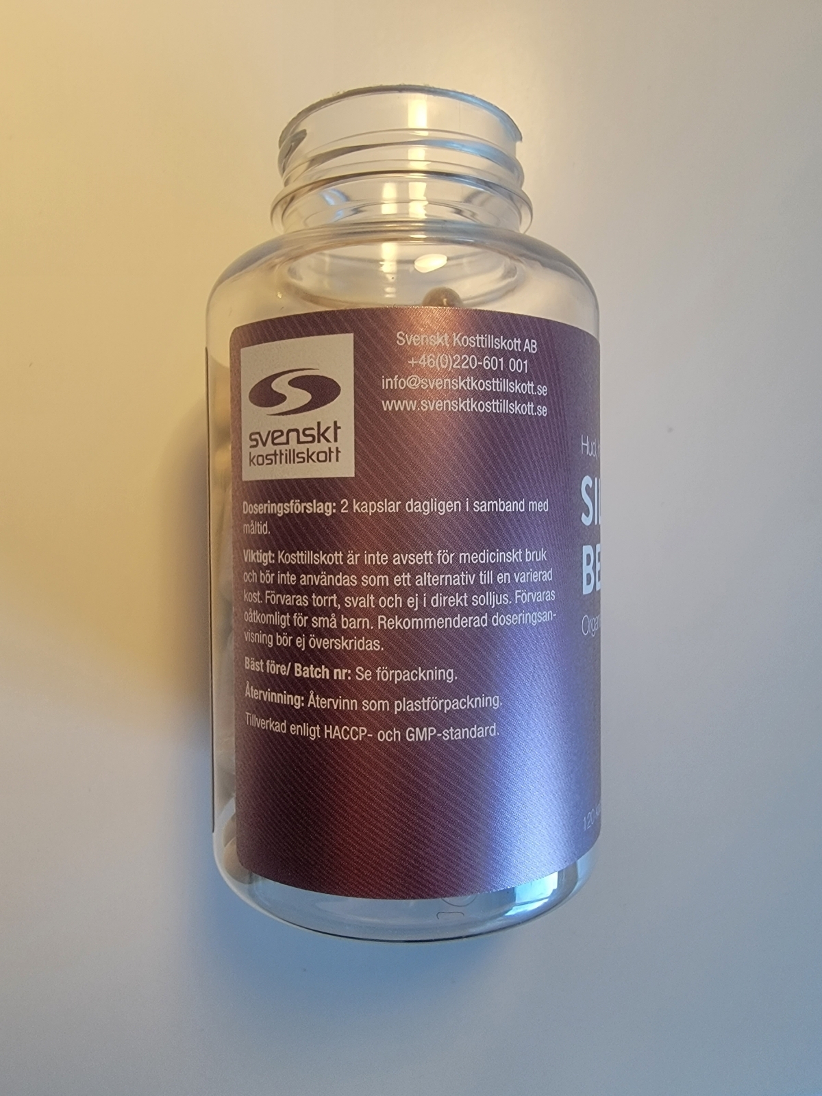 Silica Beauty Caps baksida med dosering och tillverkningsuppgifter, eget foto