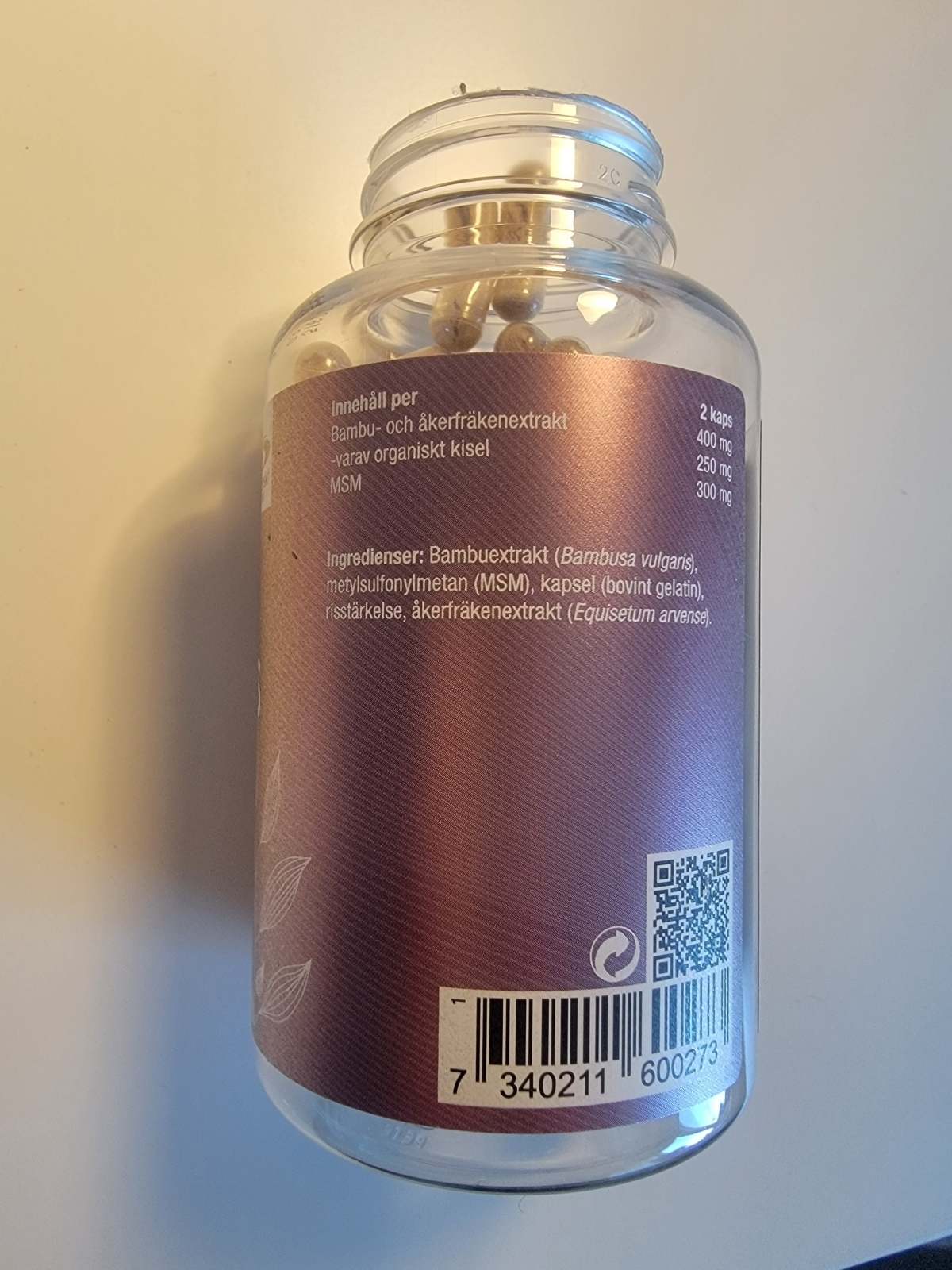 Silica Beauty Caps ingredienslista med 250 mg organiskt kisel och 300 mg MSM per 2 kapslar, taget av oss
