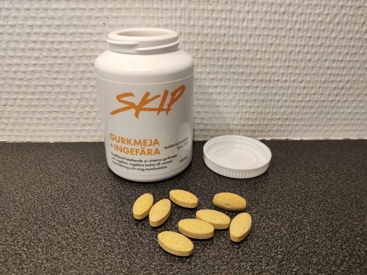 Öppen burk Skip Gurkmeja + Ingefära med tabletter framlagda, foto från vårt test