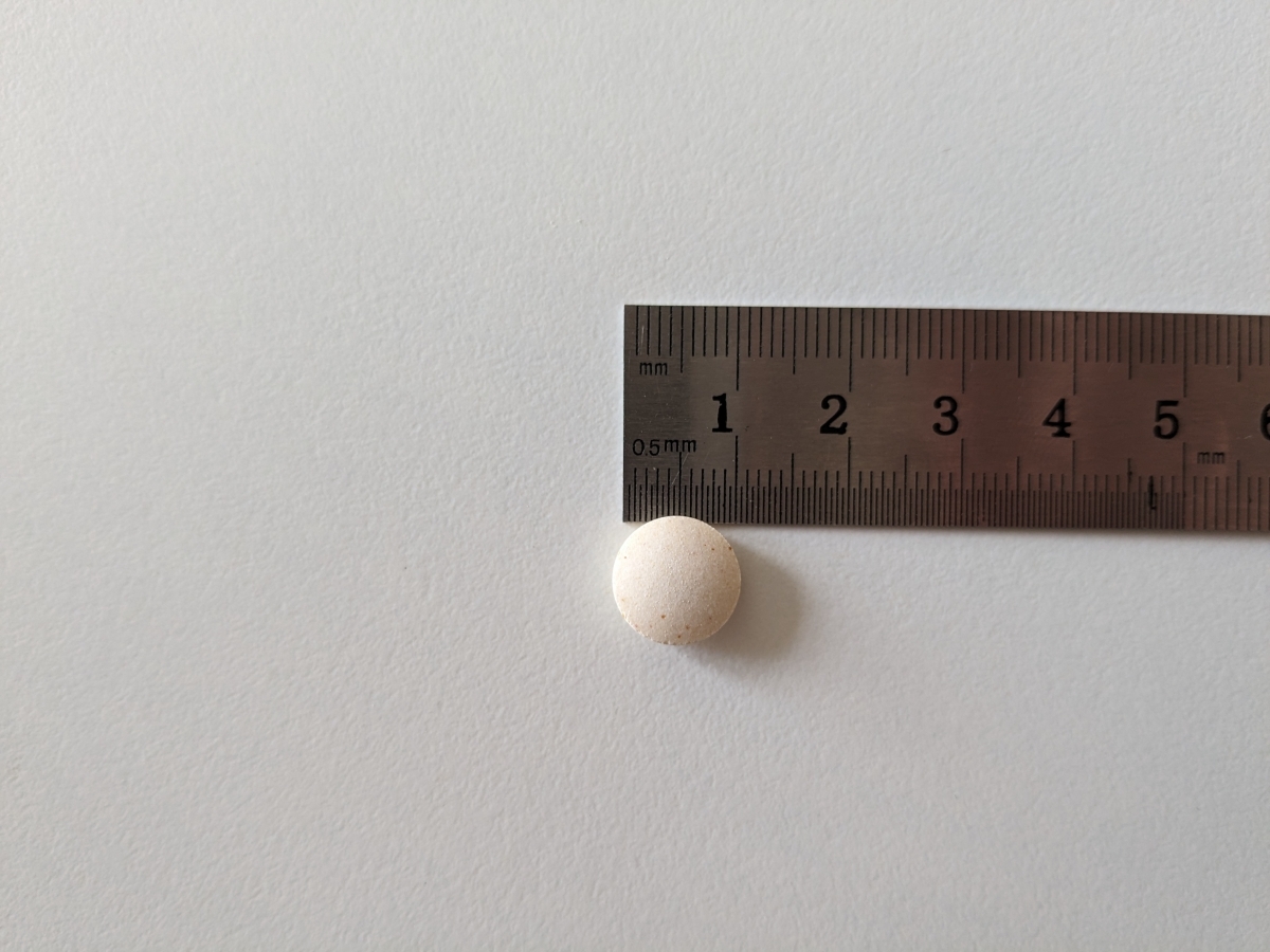 Tablett från Skip Hår, Hud & Naglar bredvid linjal cirka 1 cm, foto av oss