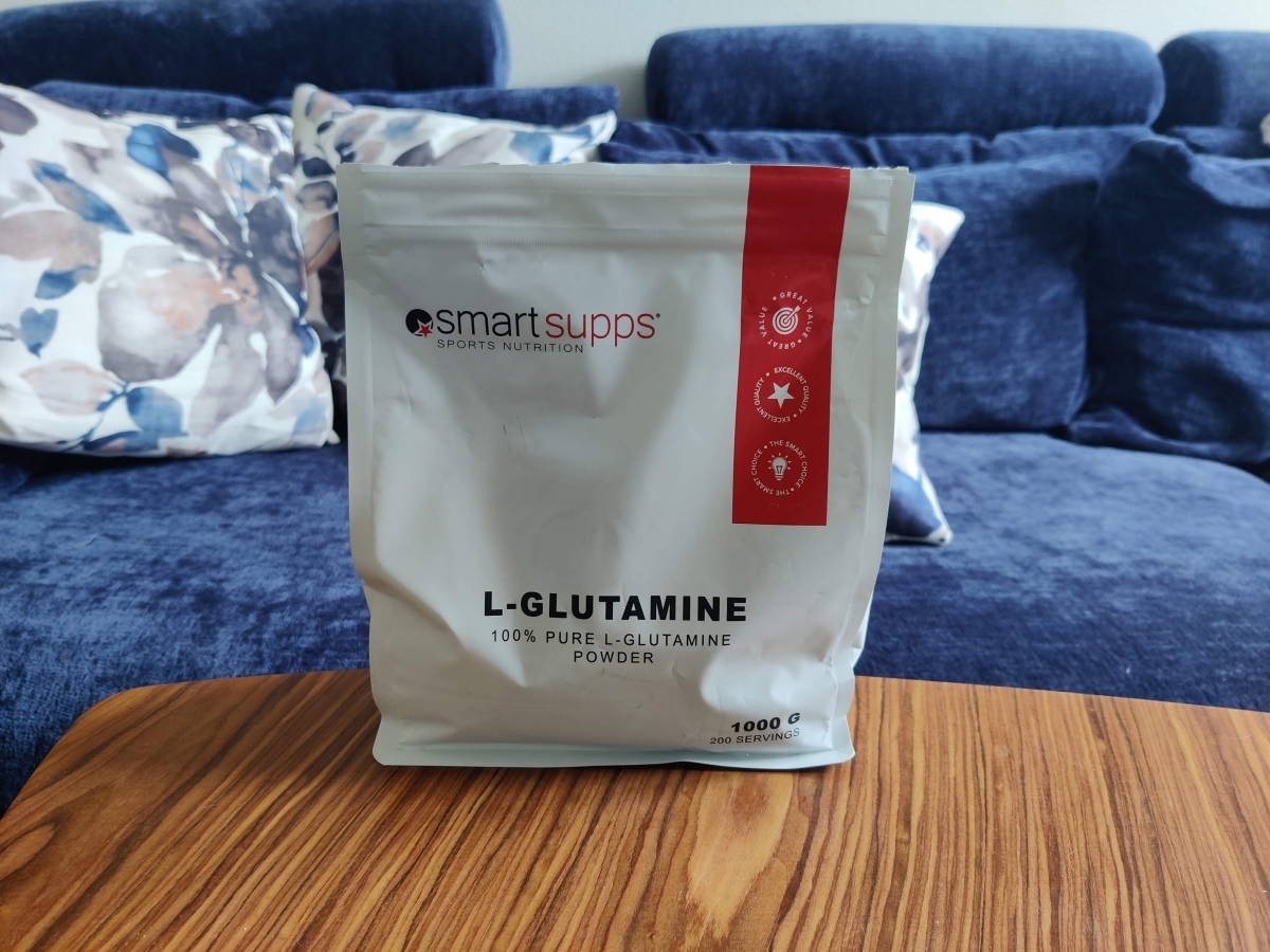 SmartSupps L-Glutamine 1 kg på soffbordet hemma, foto taget av oss under testet