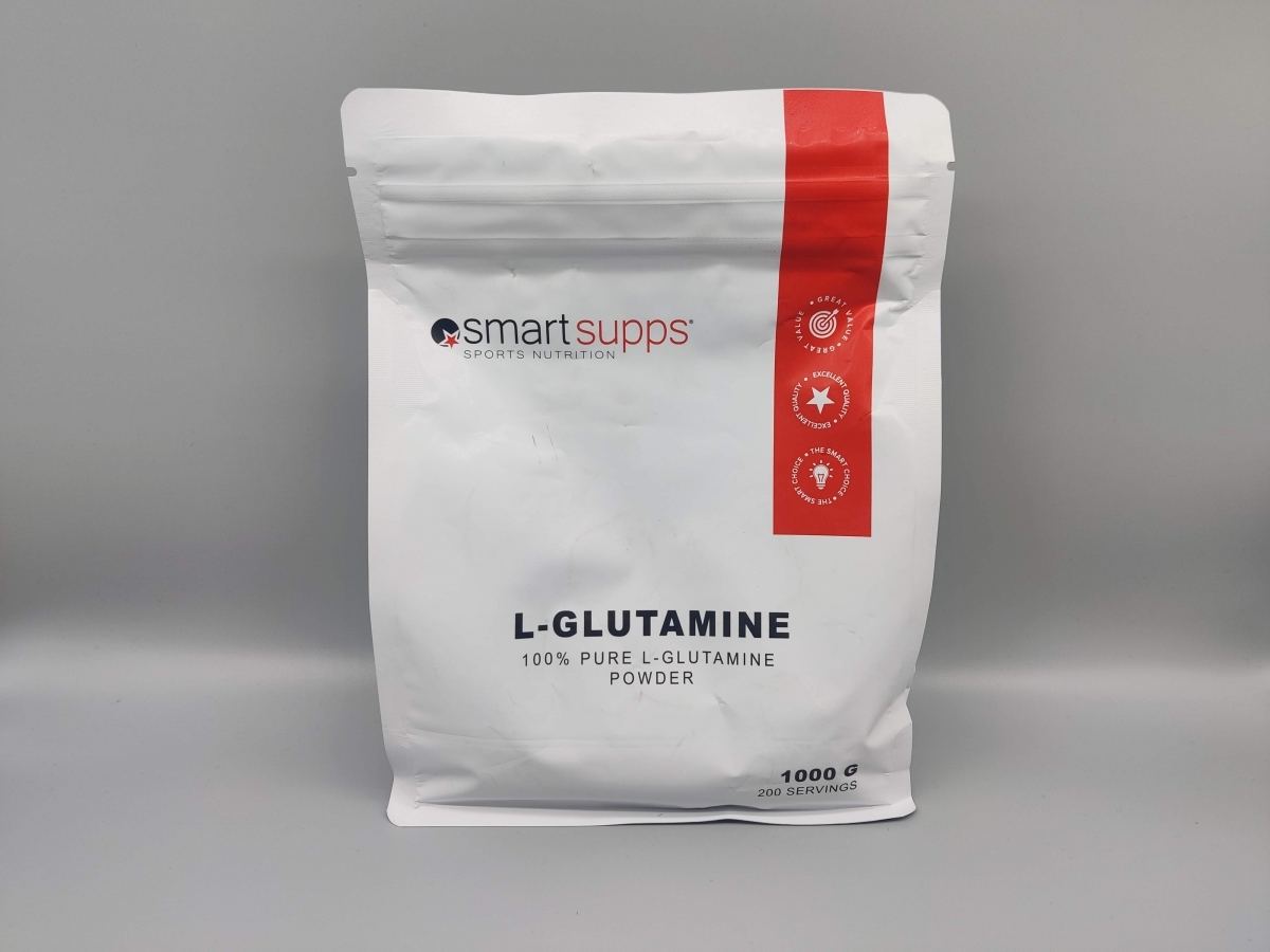 SmartSupps L-Glutamine 1 kg framsida mot neutral bakgrund, eget foto