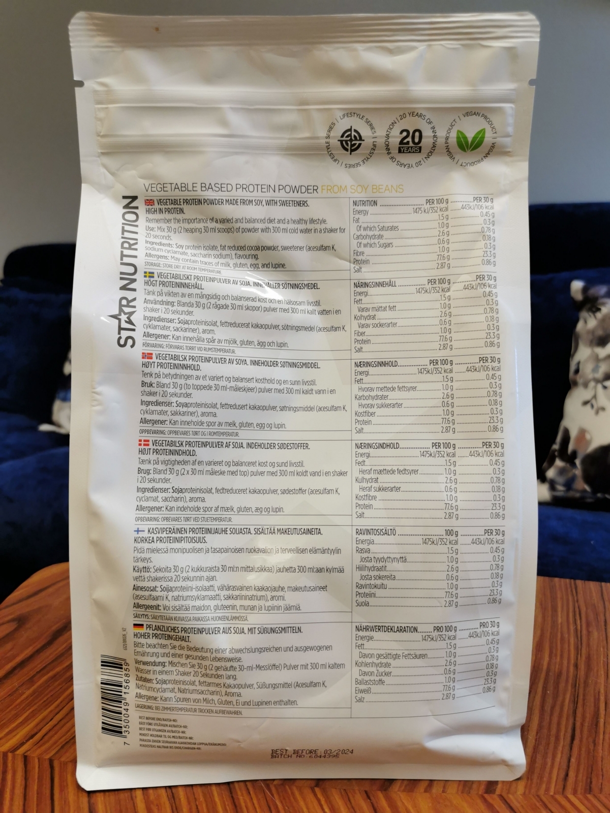 Star Nutrition Sojaproteinisolat Chocolate 1 kg baksida med näringsinnehåll foto av oss under testet
