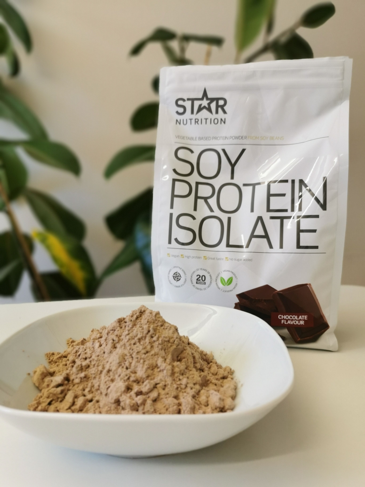 Sojaproteinpulver i skål framför påsen Star Nutrition Chocolate foto av oss under testet