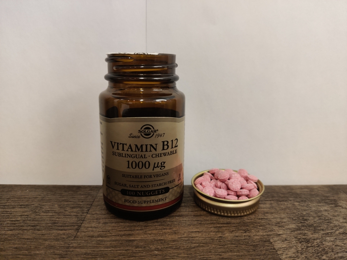 Solgar B12 burk med lock intill och rosa tuggtabletter foto av oss