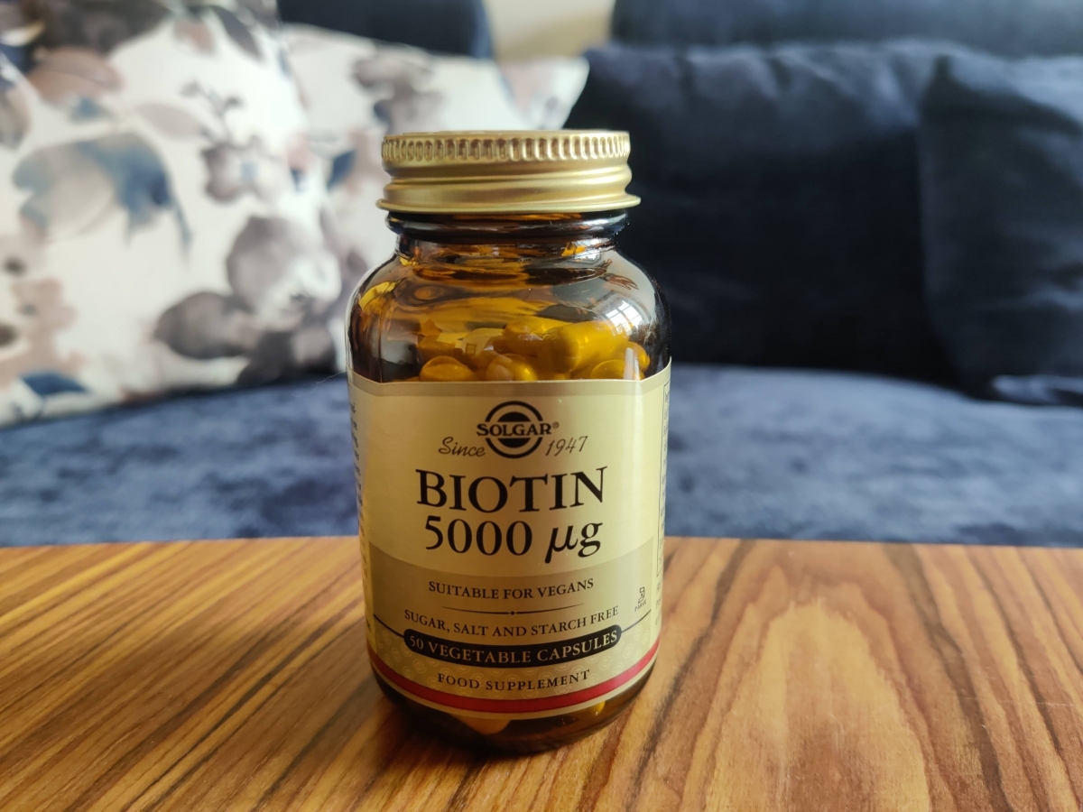 Solgar Biotin 5000 µg på soffbord i vardagsmiljö, foto taget av oss