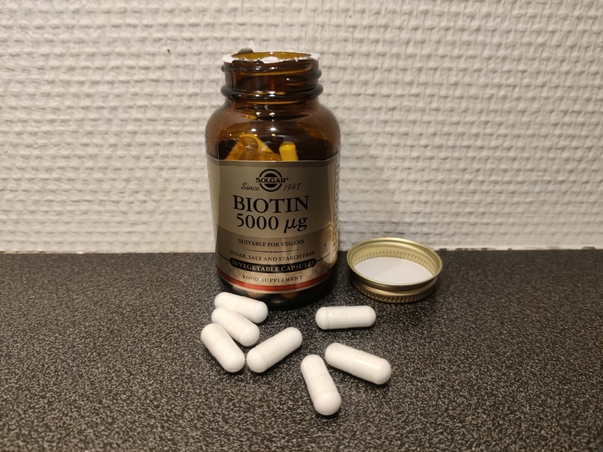 Solgar Biotin 5000 µg öppnad burk med kapslar på bänken, foto taget av oss under testet