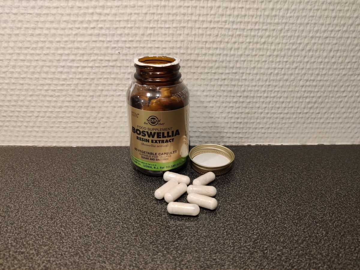 Öppen burk Solgar Boswellia med kapslar på bänken, fotad av oss