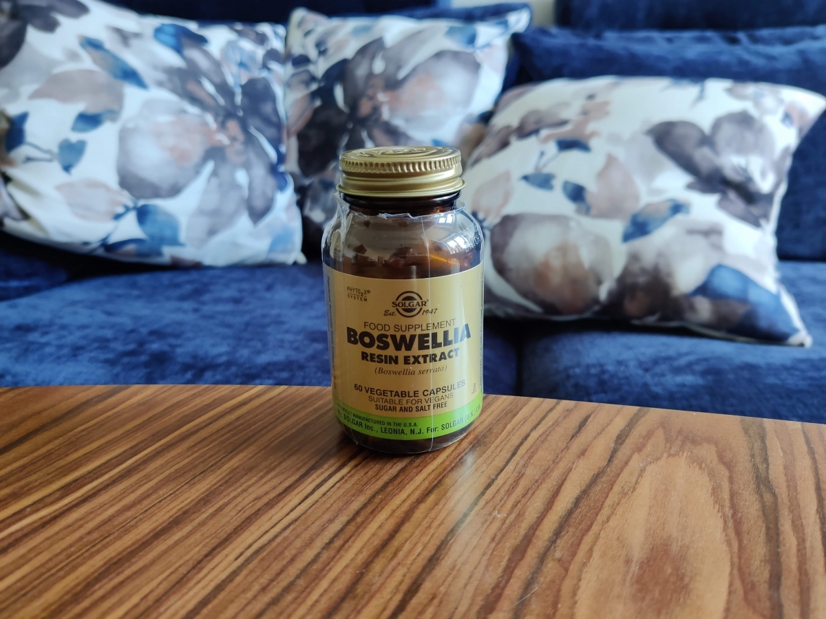 Solgar Boswellia i glasburk på soffbord, fotad av oss under testet