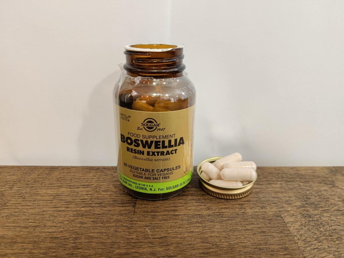 Solgar Boswellia på träyta med kapslar bredvid, fotad av oss