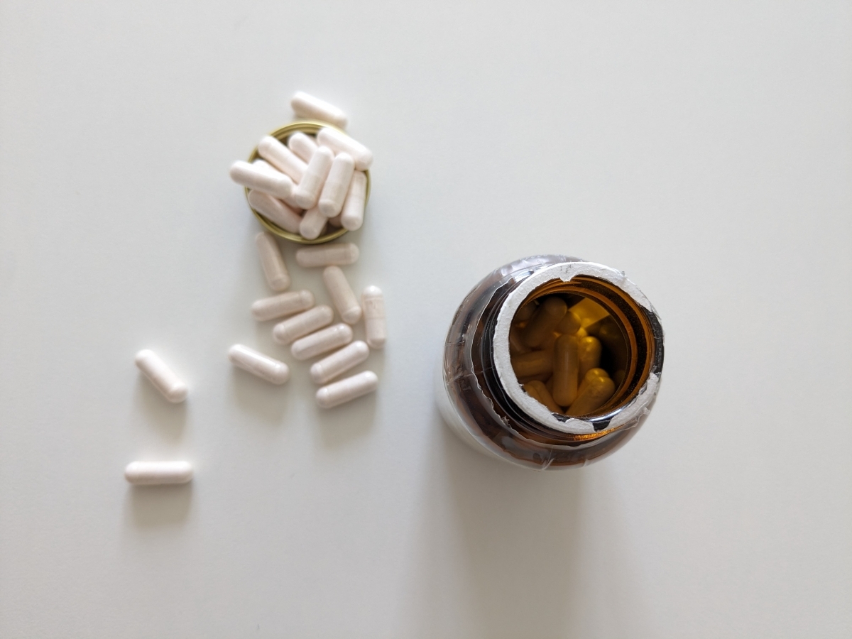 Ovanifrån på Solgar Chromium Picolinate 500 µg med öppnad försegling och kapslar spridda, fotograferad i vårt test