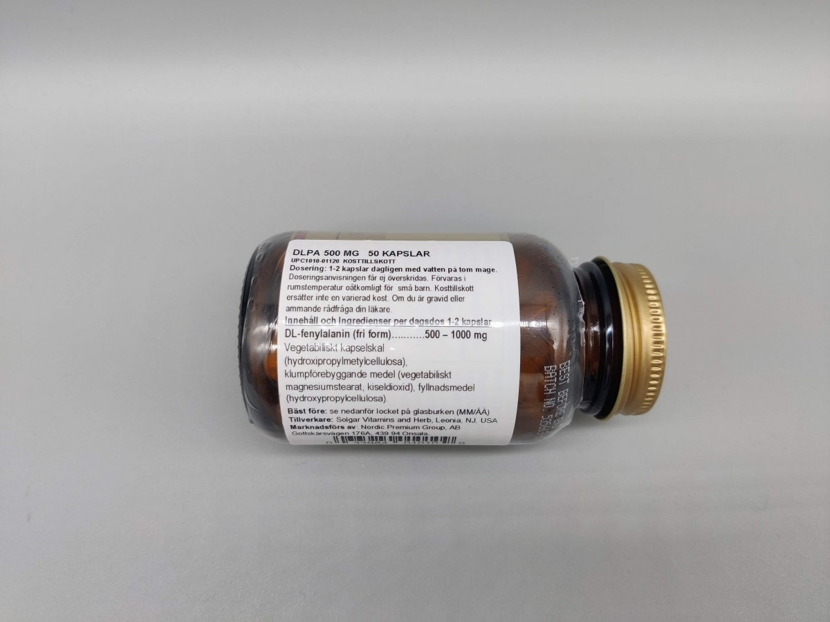 Närbild på svenska innehållsetiketten för Solgar DLPA 500 mg som vi granskade i detalj
