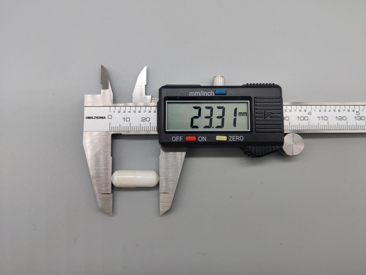 Mätning av Solgar DLPA-kapsel med skjutmått visar 23,31 mm