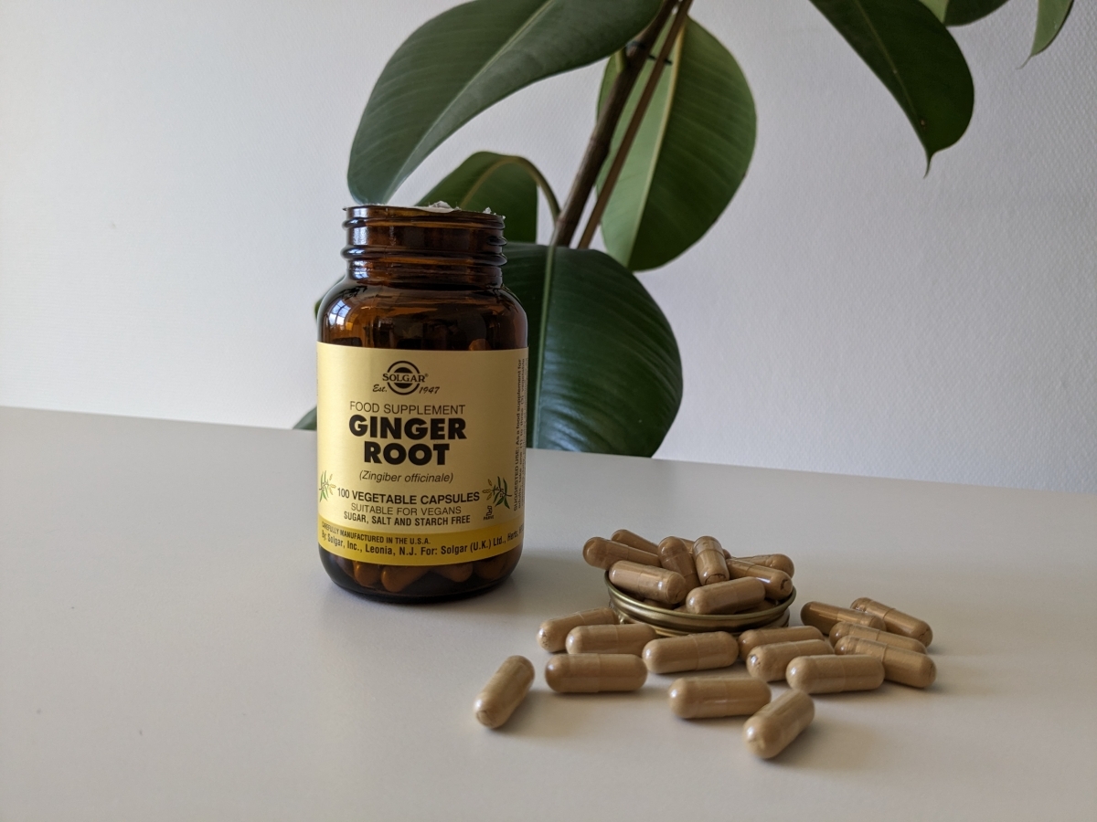 Solgar Ginger Root fotad av oss under testet, öppnad burk och kapslar på bord