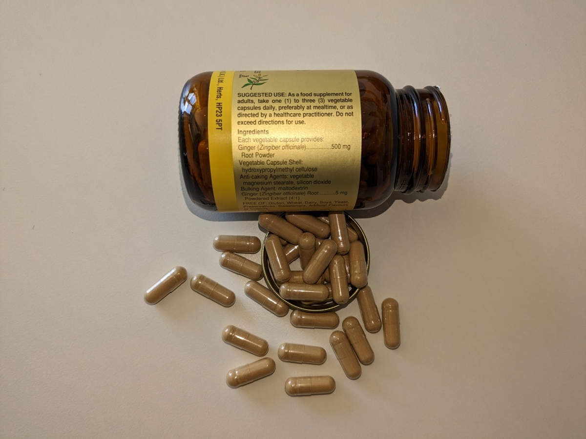 Närbild på etikett med ingredienser och kapslar, Solgar Ginger Root från vårt test