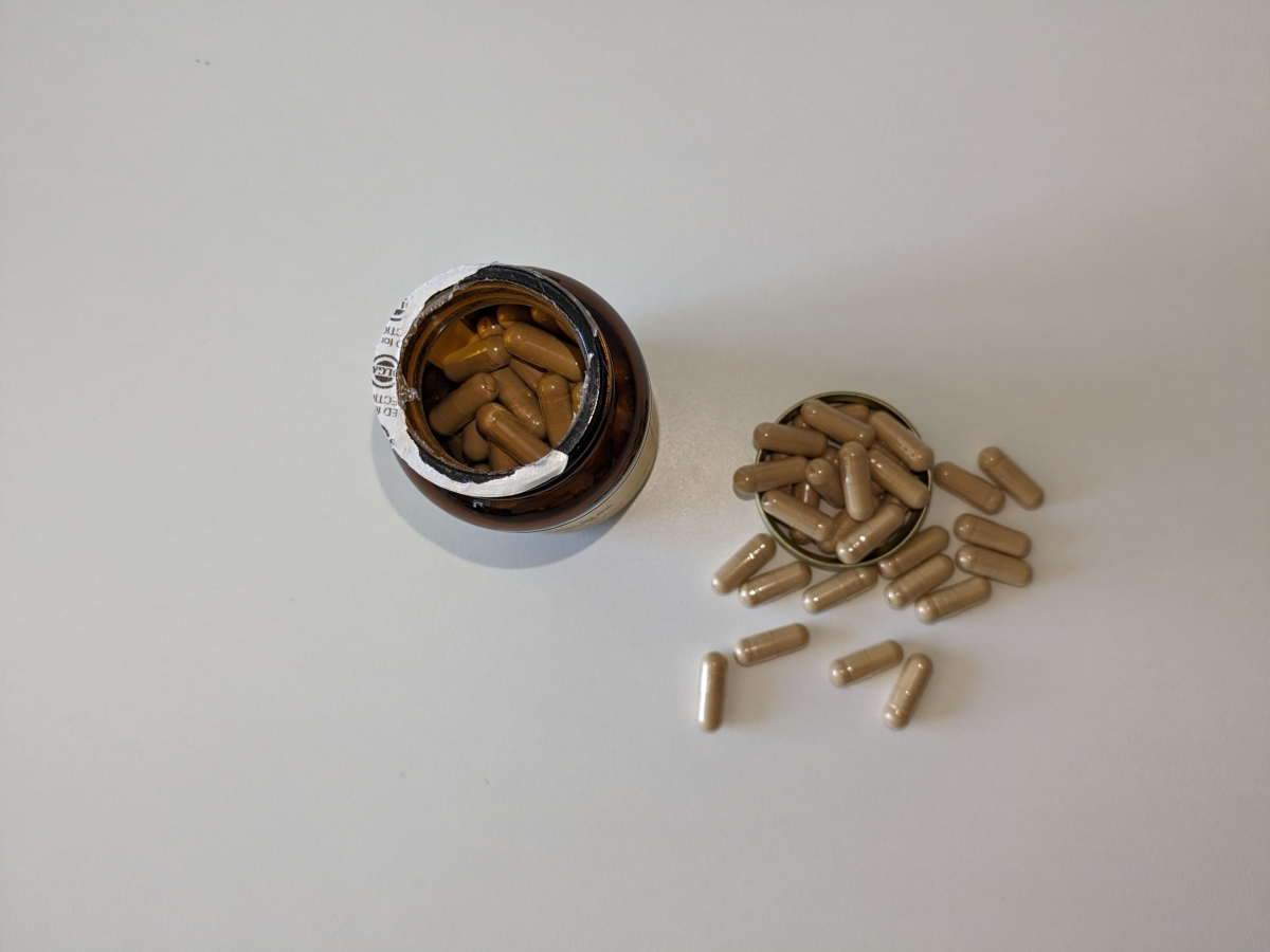 Öppnad Solgar Ginger Root uppifrån under vårt test, kapslar synliga inne och bredvid