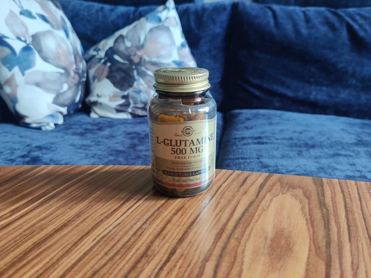 Solgar L-Glutamine 500 mg i glasburk, fotad av oss under testet i hemmamiljö