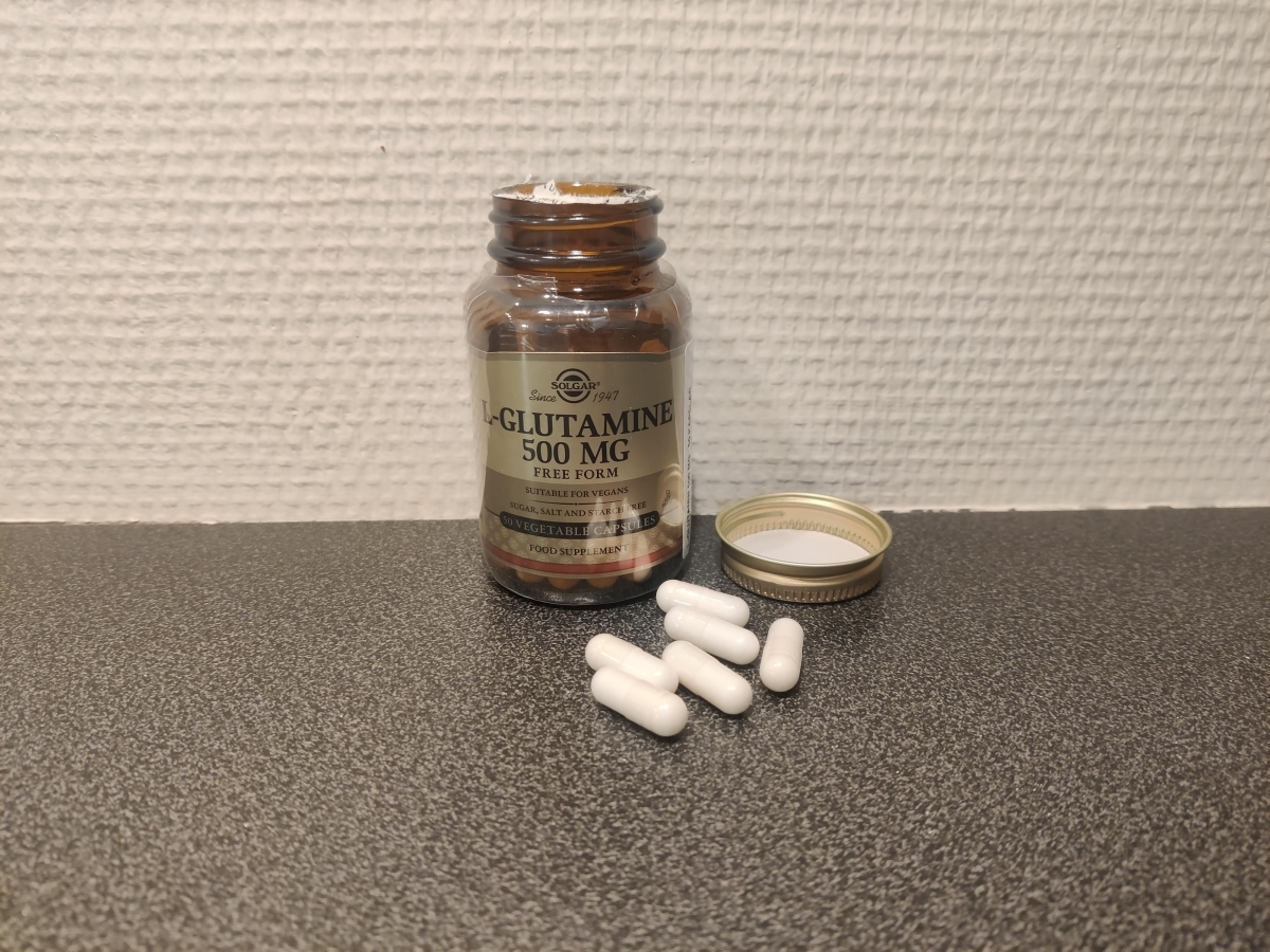 Solgar L-Glutamine på köksbänk med kapslar, taget under vårt test