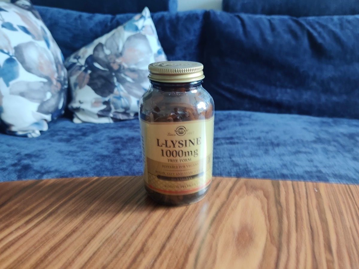Solgar L-Lysine 1000 mg på soffbordet hemma, fotad av oss under testet