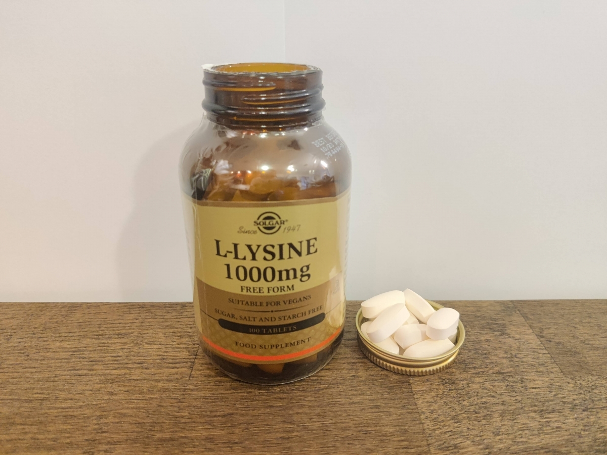 Solgar L-Lysine 1000 mg i närbild med några tabletter bredvid, foto från vårt test