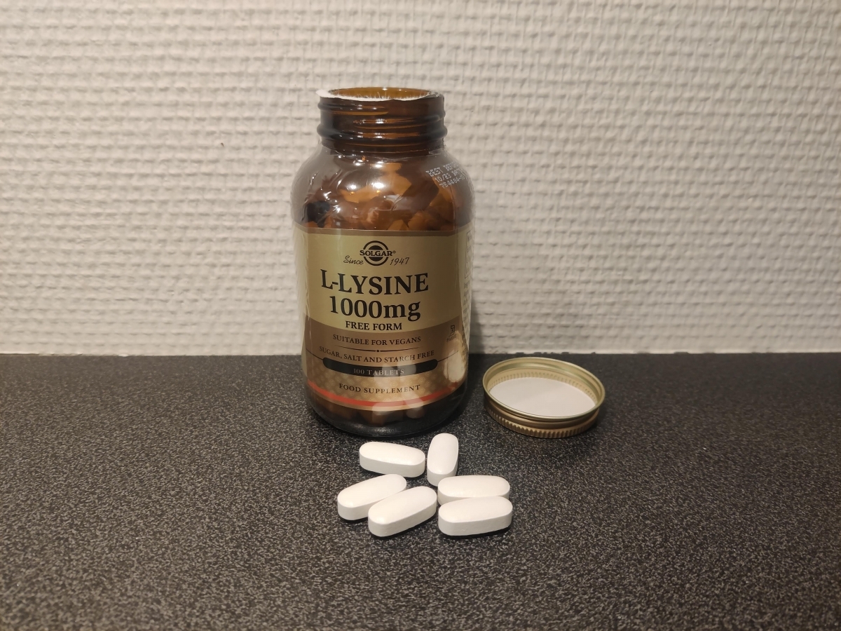 Solgar L-Lysine 1000 mg öppnad burk med tabletter på bänken, tagen av oss under testet