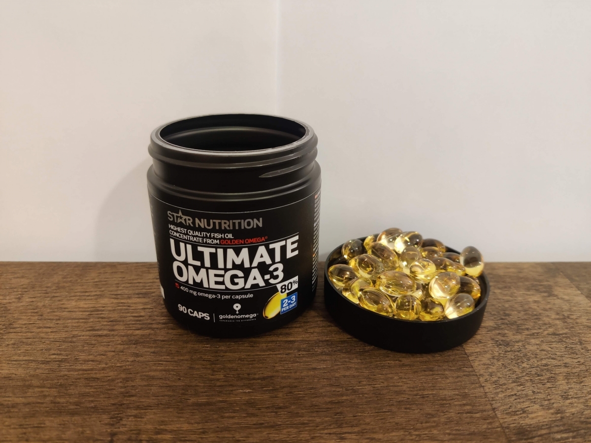 Star Nutrition Ultimate Omega-3 80 procent öppnad burk med kapslar fotad av oss under testet