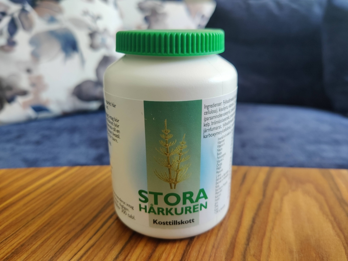Stora Hårkuren på soffbord i naturligt ljus hemma hos oss under testperioden