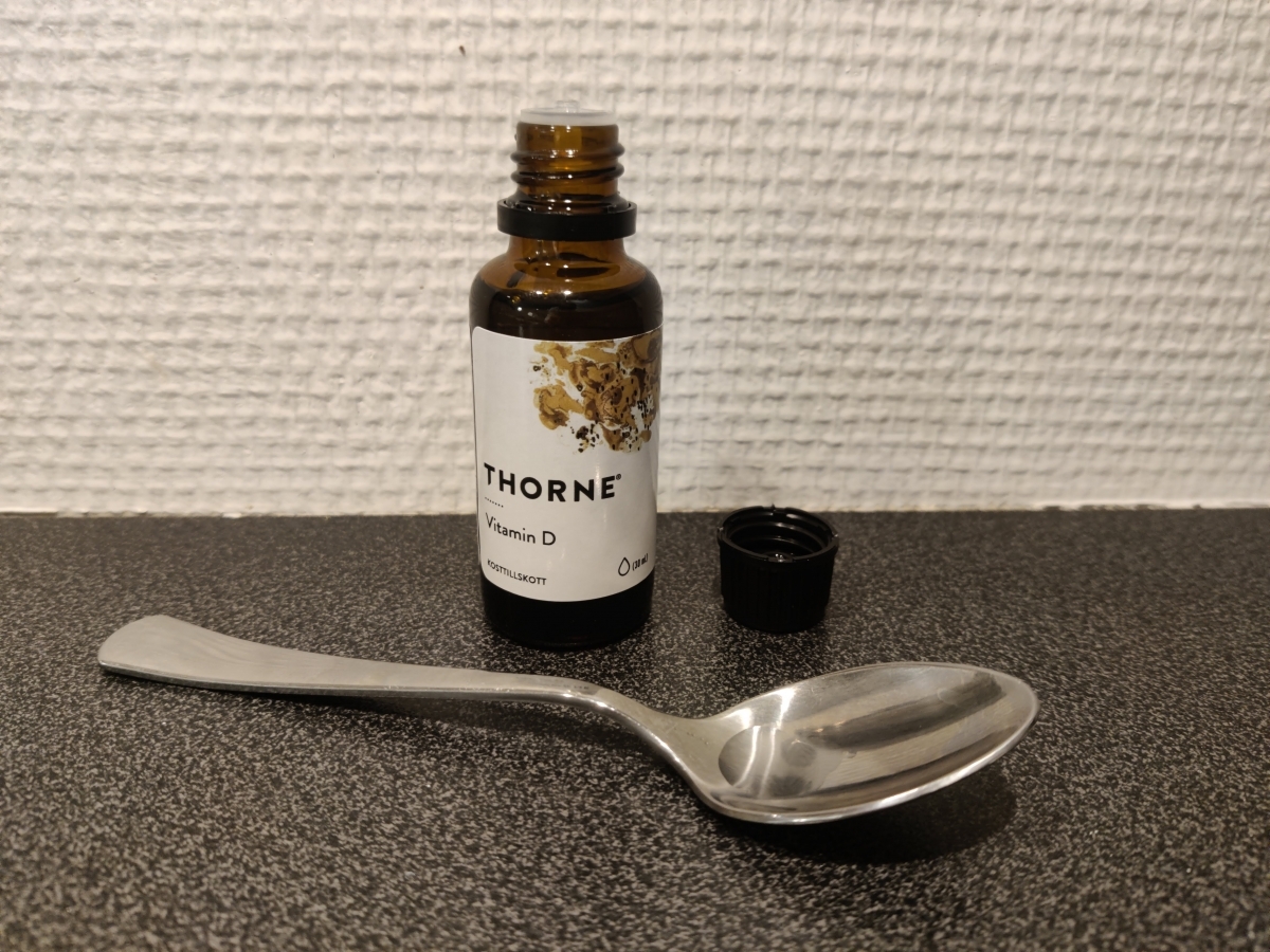Thorne Vitamin D flytande med sked på bänken, fotad av oss