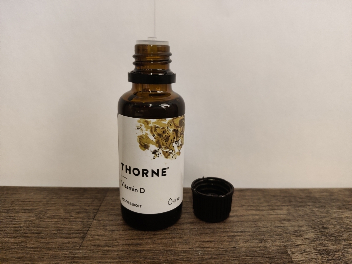 Närbild av droppinsatsen på Thorne Vitamin D, taget av oss