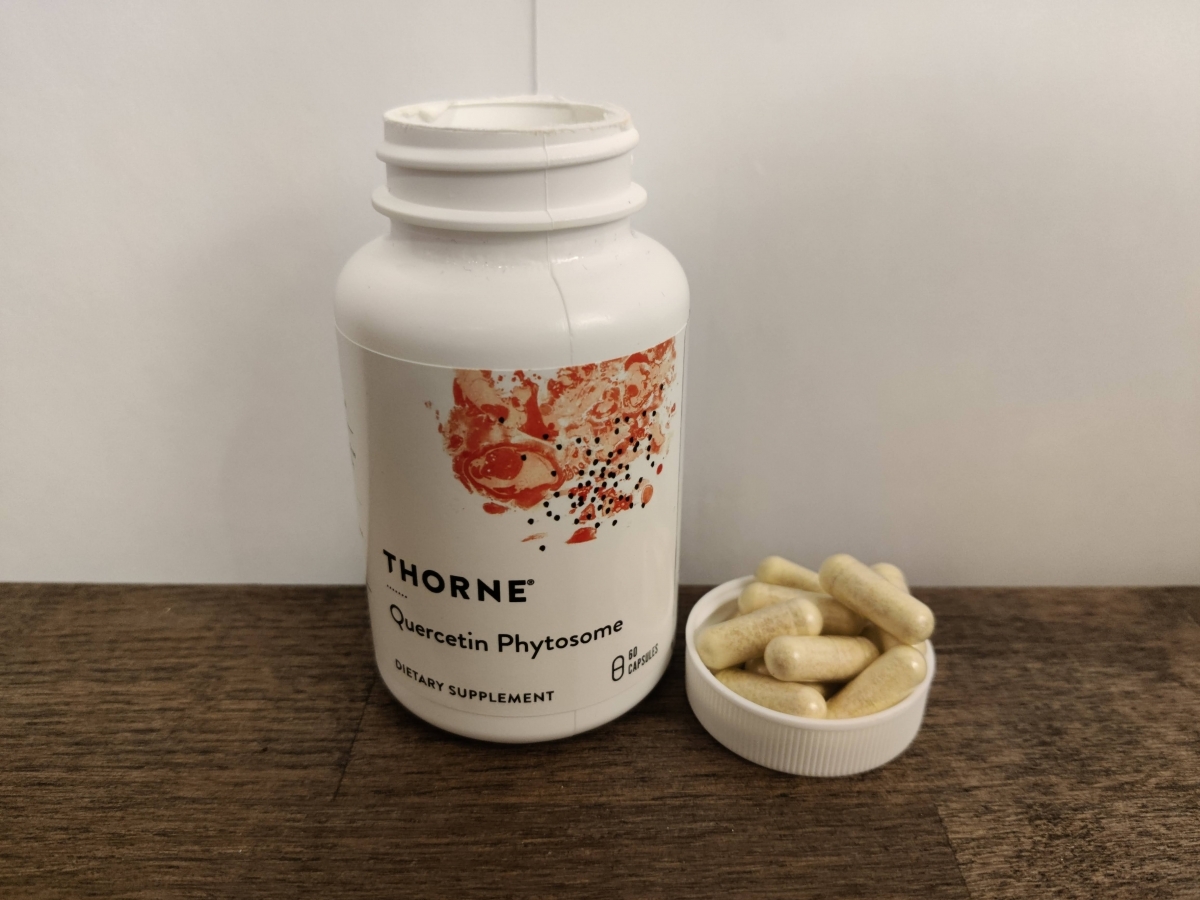 Thorne Quercetin Phytosome med kapslar intill locket, under vårt test