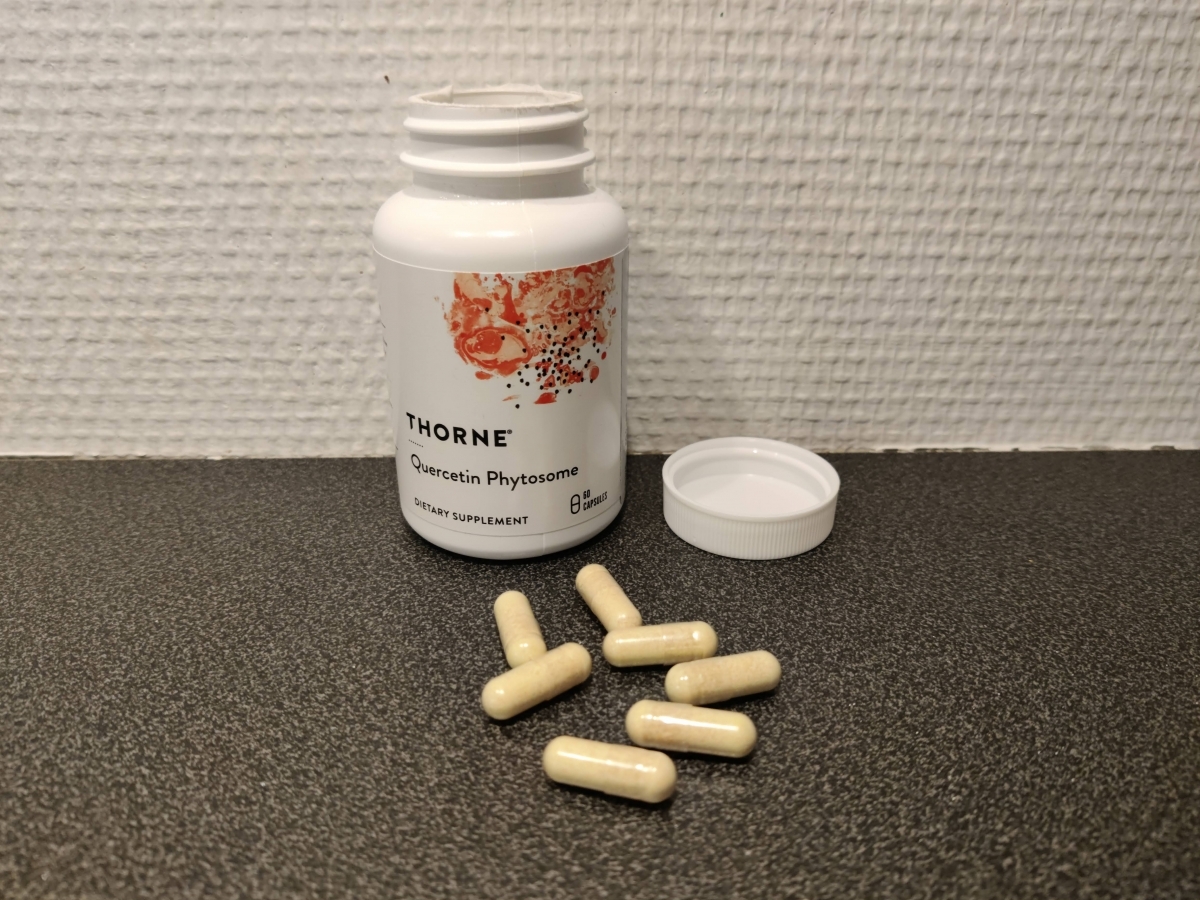 Öppnad Thorne Quercetin Phytosome med kapslar på bänkskiva, vårt foto