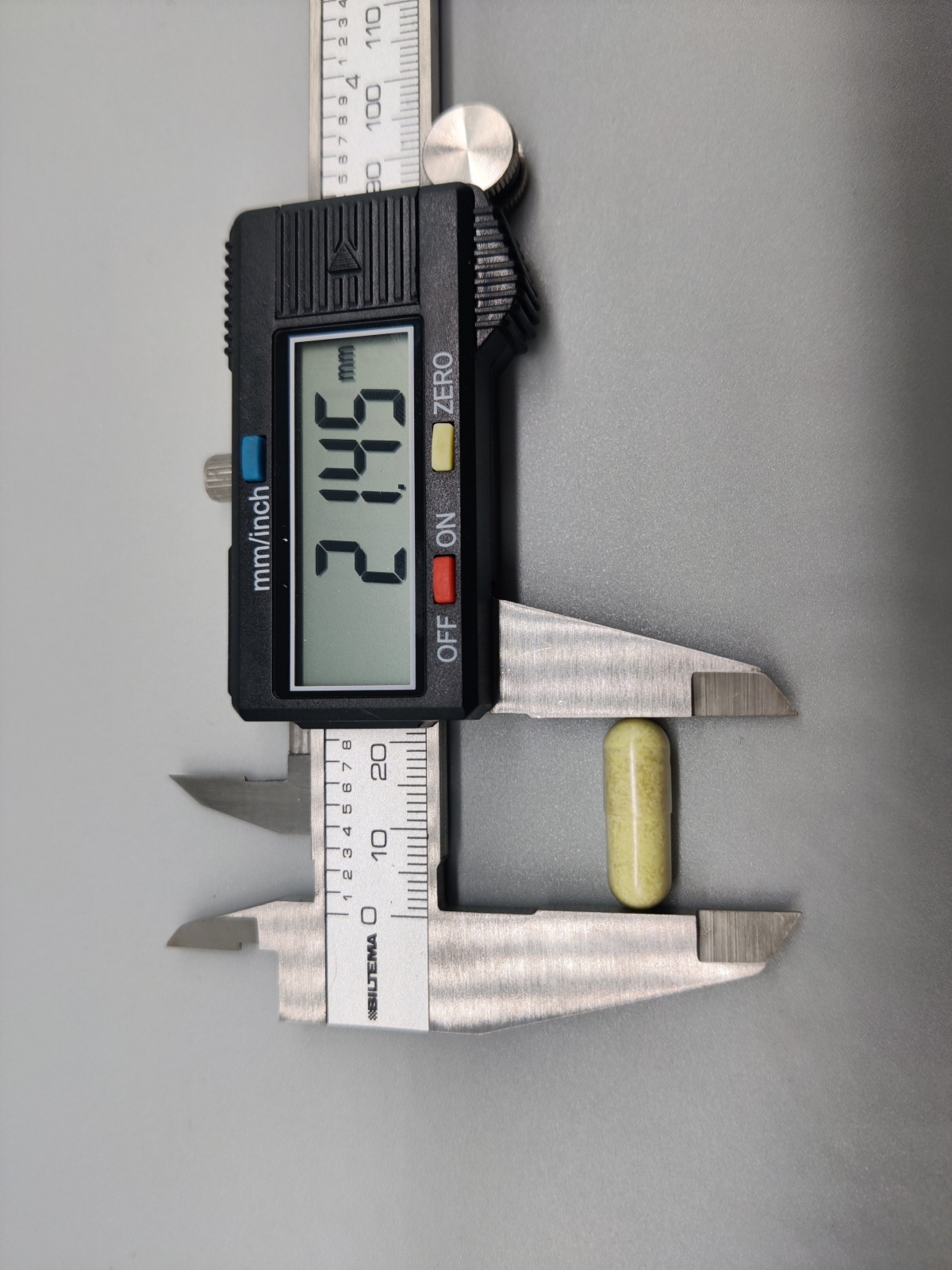Kapsel mätt med skjutmått cirka 21,5 mm, Thorne Quercetin