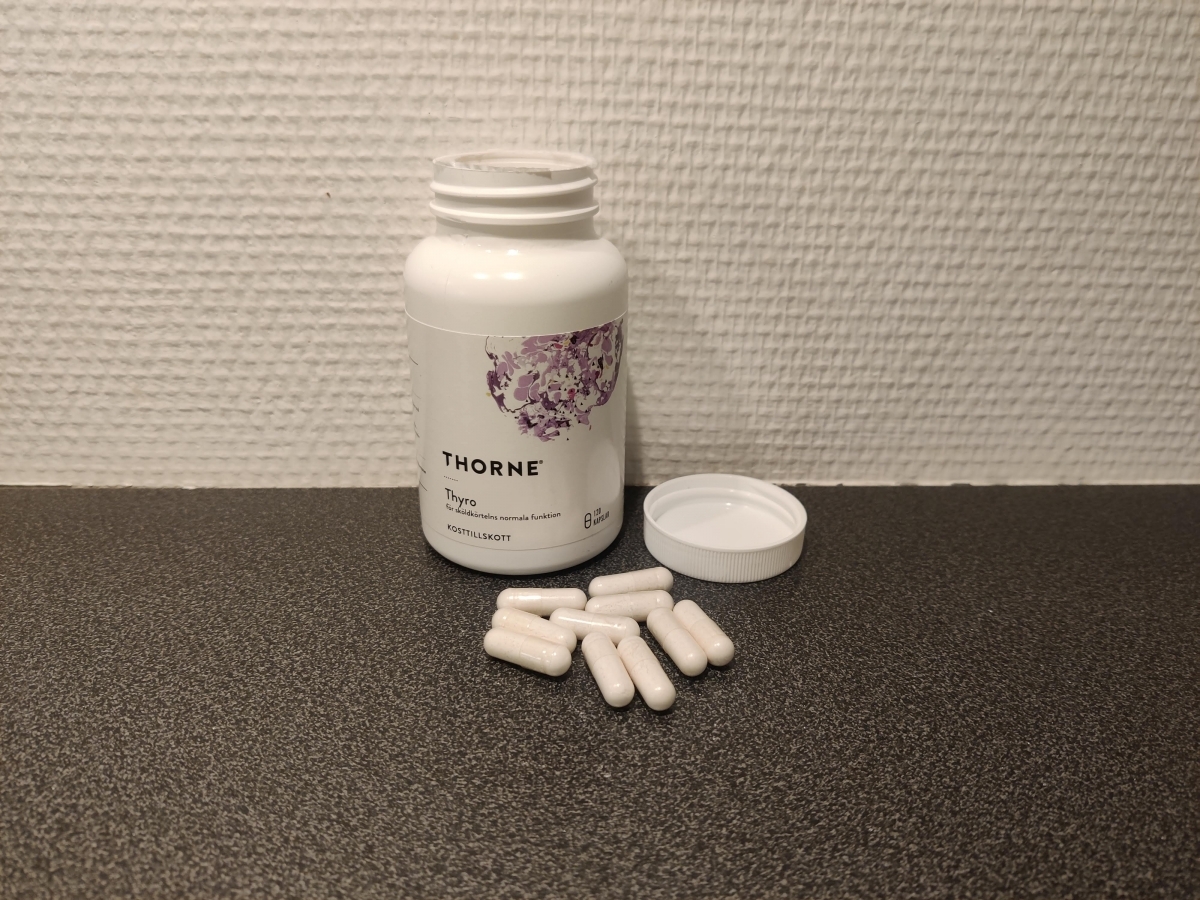 Thorne Thyrocsin på köksbänk med utspridda kapslar