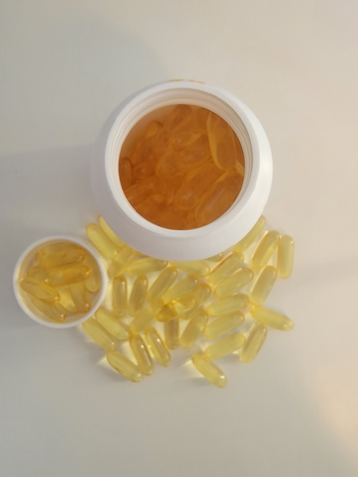 Toppvy av Healthwell Omega-3 tagna i vårt test, öppnad förpackning med klara kapslar