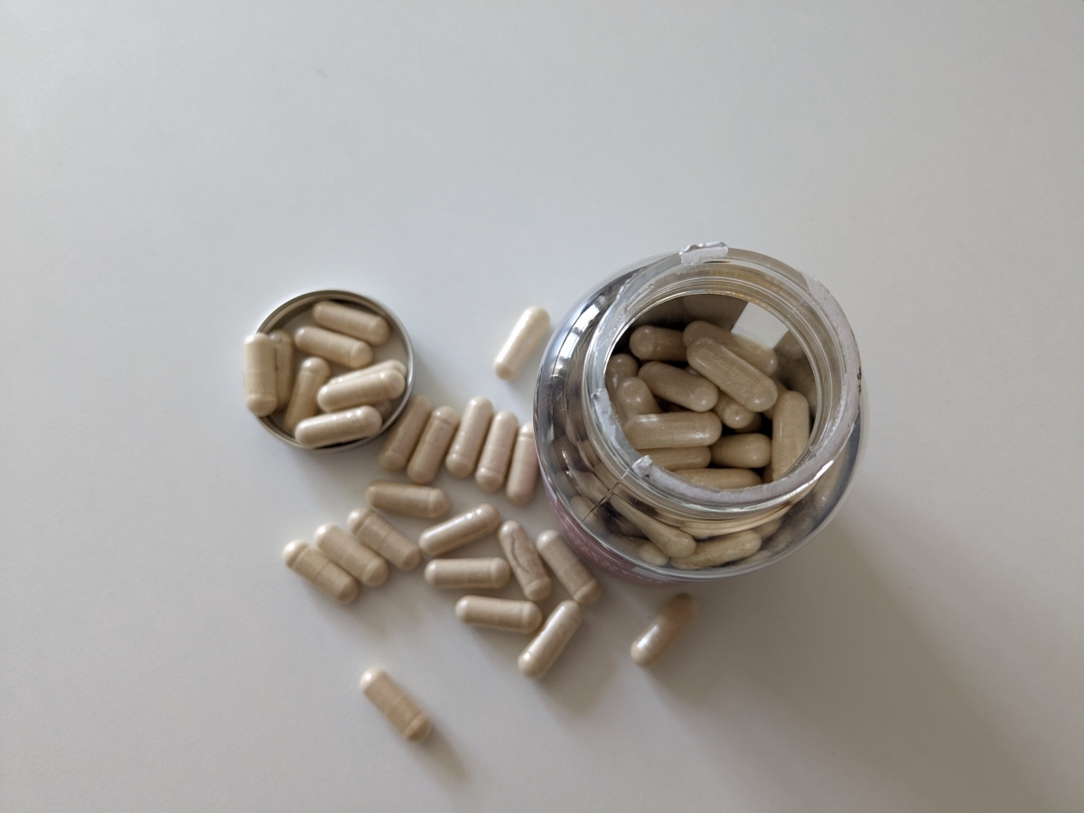 Öppnad burk uppifrån med jämnt packade vegetabiliska kapslar