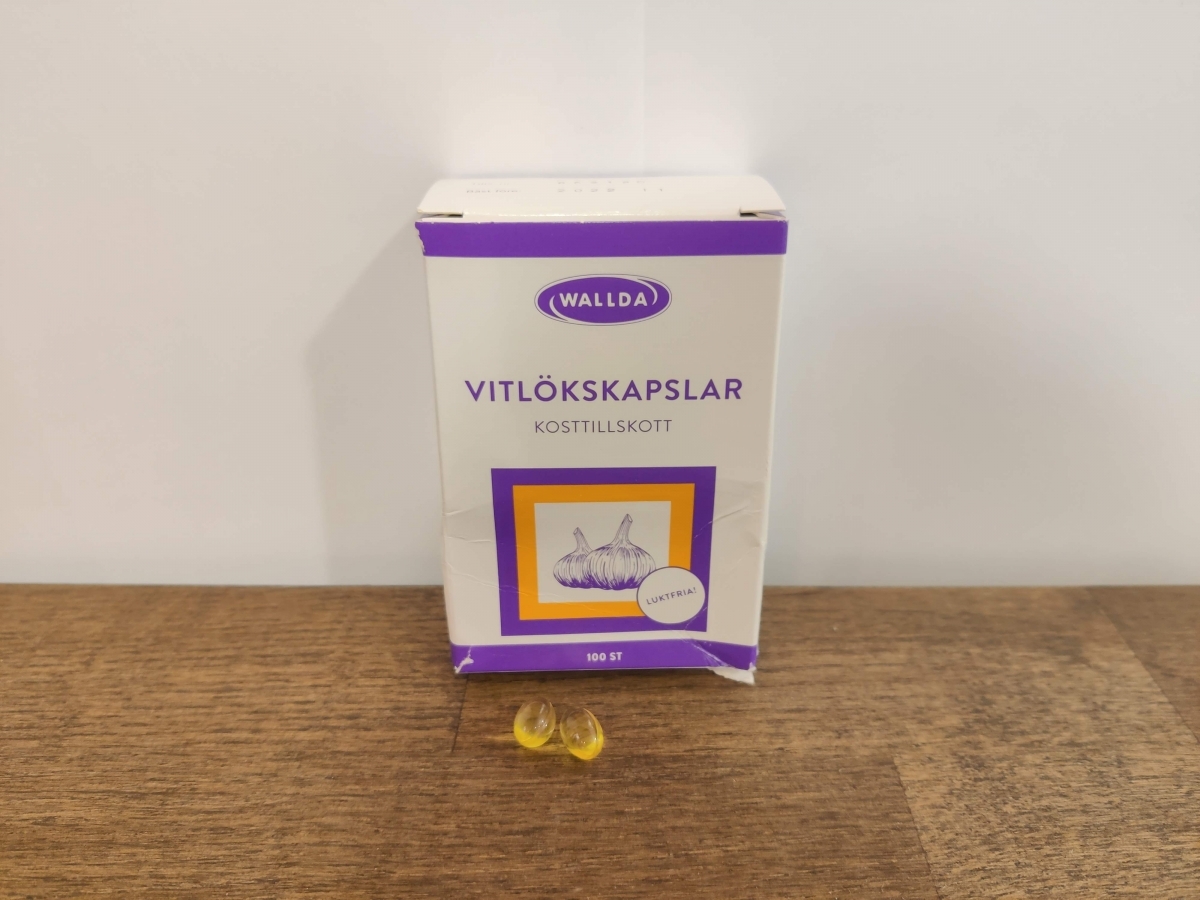 Wallda Vitlökskapslar med två gelkapslar framför förpackningen foto taget av oss under testet