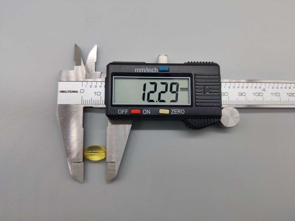 Skjutmått som visar kapselns längd cirka 12.3 mm från vårt test