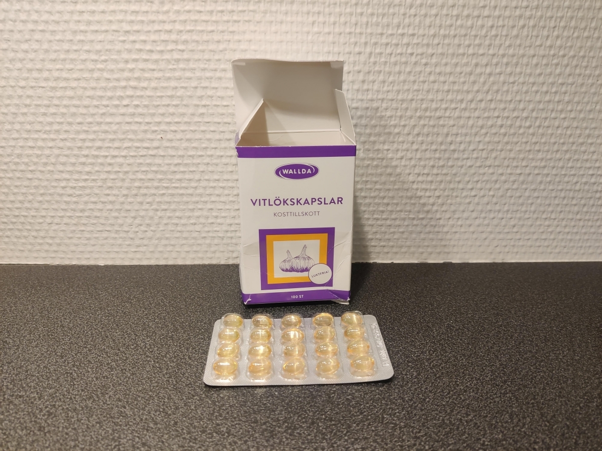 Öppen Wallda-förpackning med blisterark av gelkapslar egen bild